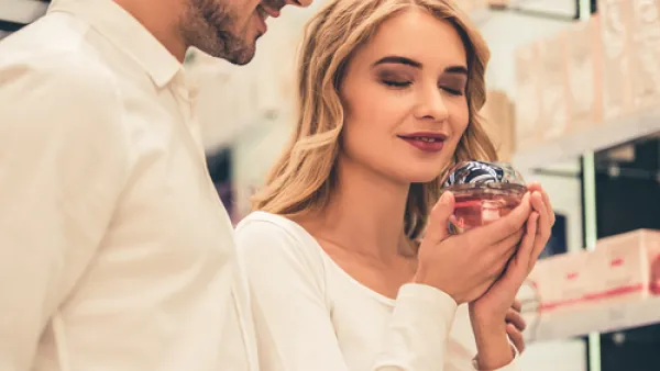 العطر له تأثير ساحر على العلاقة الحميمة