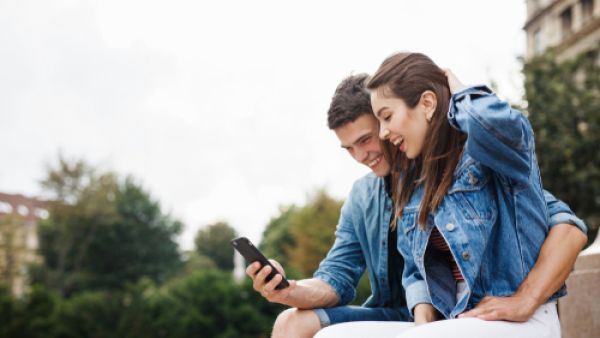 السعادة الزوجية حُكم يصدره الزوج أو الزوجة يُشير إلى الإحساس بالرضا

