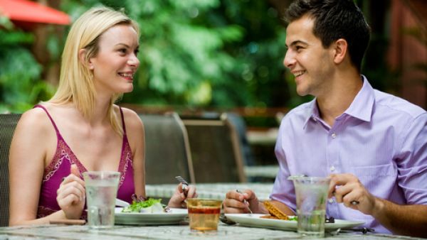 عليكِ احترام زوجكِ، وإطاعتهُ لفرضِ احترامهِ لكِ