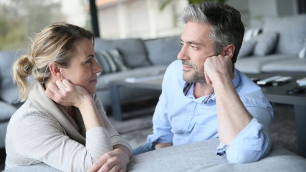 رجل العقرب ينجذب لامرأة القوس بشكل كبير لأنه يشعر أن بينهم كيمياء مشتركة 