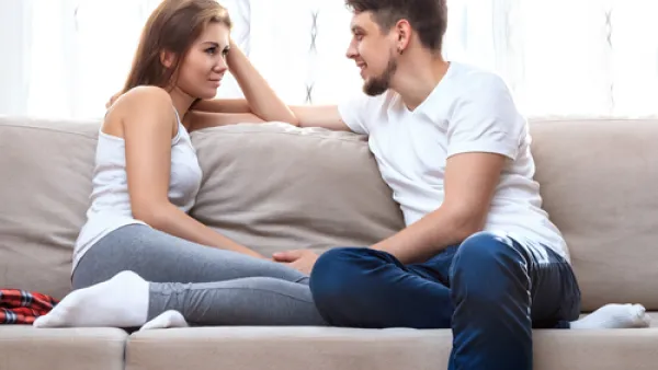 أشعري زوجك دائماً بأنّك زهرة المنزل الفوّاحة
