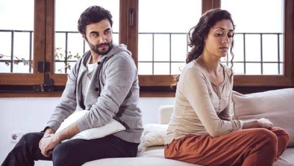 يجب عىل الأزواج كسر الرتابة وتغيير من نمط المعيشة (shutterstock) 