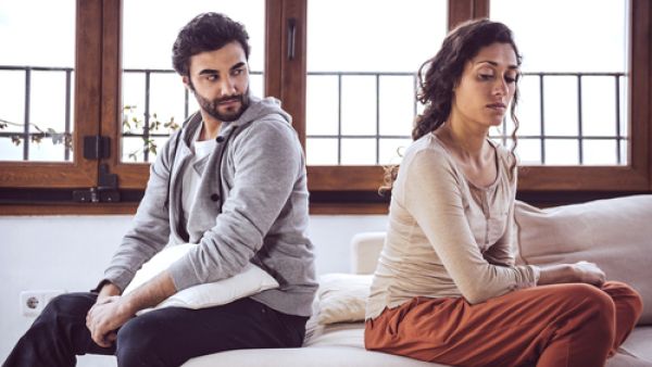 يجب عىل الأزواج كسر الرتابة وتغيير من نمط المعيشة (shutterstock) 