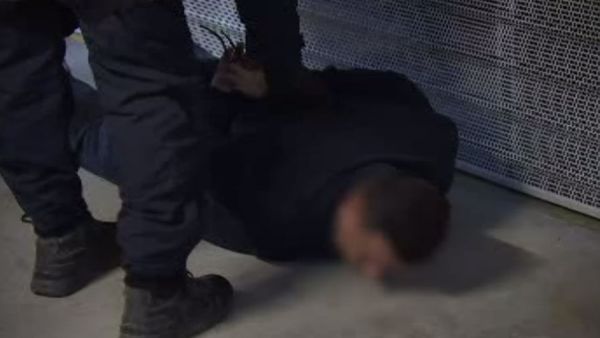 Policeman catches suspect (AFP/File Photo)