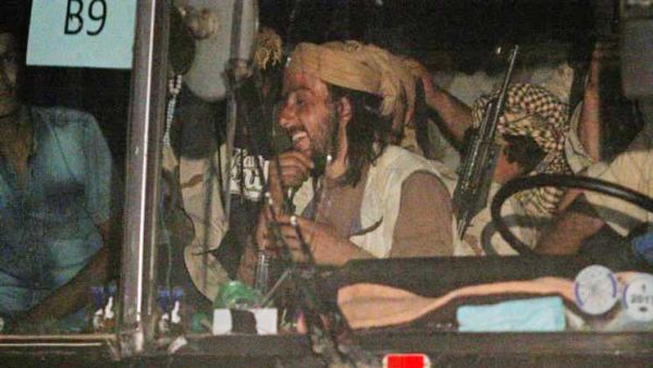 انتظرت الحافلة منذ ذلك الوقت في منطقة صحراوية قرب الحدود الادارية لدير الزور 
