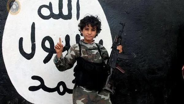 مقاتلان من تنظيم داعش رفعا راية التنظيم فوق مبنى بكركوك