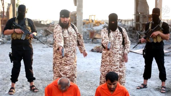 لحظة تنفيذ الإعدام بحق عراقيين أحدهم أعدم على يد أخيه - من الفيديو
