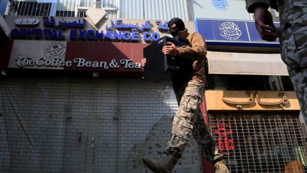 أوقف الأمن اللبناني شخصين خلال المداهمة
أوقف الأمن اللبناني شخصين خلال المداهمة