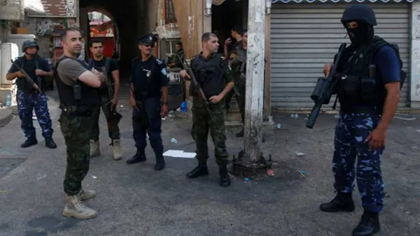 عادة ما تتم الإعتقالات من المنازل الفلسطينية خلال ساعات ما بعد منتصف الليل 