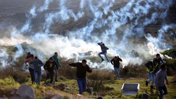 مستوطنون يحرقون منزلاً فلسطينياً جنوبي الضفة
