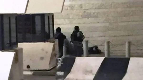 صورة لجنود الاحتلال بعد إطلاق النار على الشاب واستشهاده