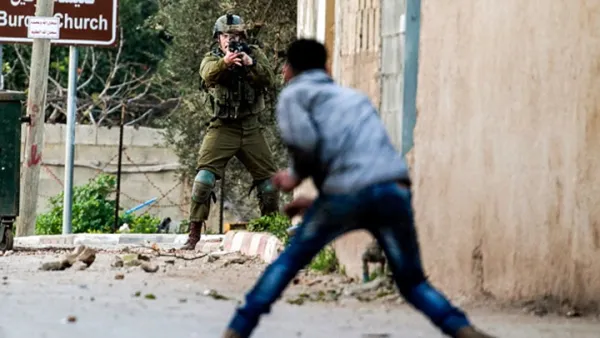 أشارت الصحيفة إلى أن الشاب الفلسطيني قد تمكن من الانسحاب من المكان