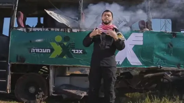 مشهد من فيديو "سقف الباص الطاير" - يوتيوب