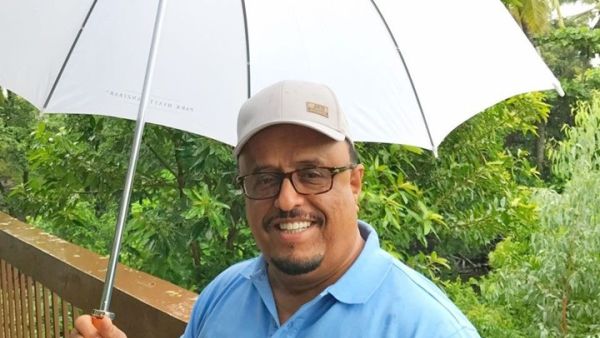 قال ناشطون إن خلفان يتغنى بشيء مجهول وغير معلوم ولا يمكن تصديقه