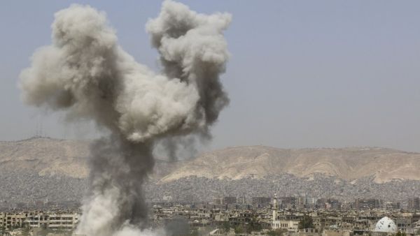 Smoke billows following air strikes by regime forces in the restive Jobar area, in eastern Damascus on April 29, 2015. (AFP/Lens of a Young Dimashqi) Smoke billows following air strikes by regime forces in the restive Jobar area, in eastern Damascus on April 29, 2015. (AFP/Lens of a Young Dimashqi)