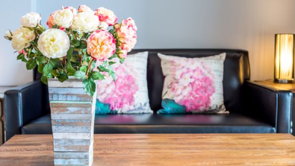 وضع القليل من الورود المجففة على طاولة الوسط
 وضع القليل من الورود المجففة على طاولة الوسط