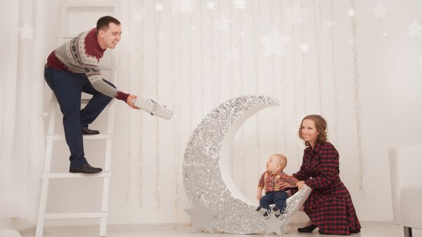 يجب دهن الغرفة باستخدام ألوان مُناسبة وباهية يجب دهن الغرفة باستخدام ألوان مُناسبة وباهية