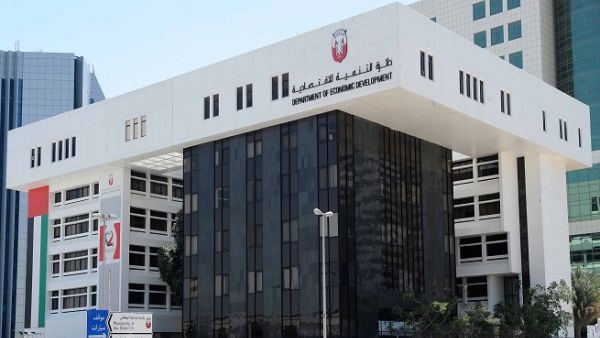 على المستهلكين الحرص خلال عملية الشراء والتأكد من عدم وجود تلاعب في الأسعار أو عدم الالتزام بالقوانين، في حال رفض البائع تسليم الفاتورة، يجب على العملاء تقديم الشكاوى من خلال أرقام التواصل المنتشرة على منافذ البيع الرئيسة، وهي خدمة أهلاً دبي 600545555.