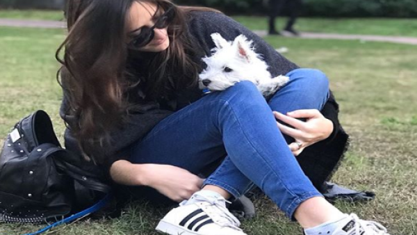 تمارا روتمان مع كلبها Cuco 