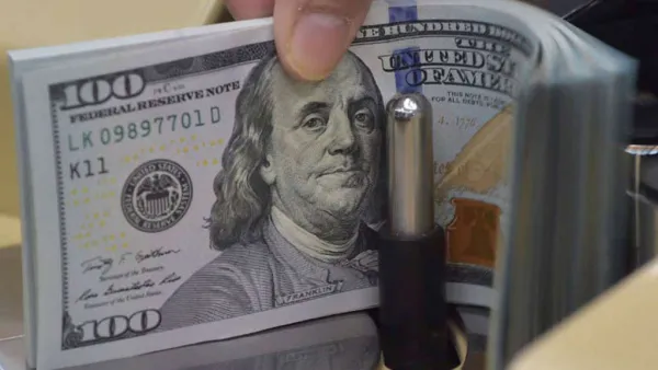 Dollar climbs, rebounding from last week's sharp loss. (File photo)
