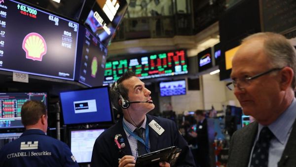 The sell-off across world stock markets on Monday sent investors rushing into the dollar, helping the US currency perform well against the euro, British pound and other commodity-linked currencies. (Jewel Samad/ AFP) The sell-off across world stock markets on Monday sent investors rushing into the dollar, helping the US currency perform well against the euro, British pound and other commodity-linked currencies. (Jewel Samad/ AFP)