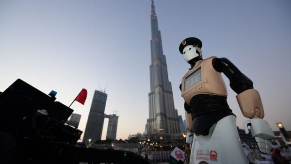 The world's first operational police robot stands at attention in Downtown Dubai on May 31, 2017. (AFP) The world's first operational police robot stands at attention in Downtown Dubai on May 31, 2017. (AFP)