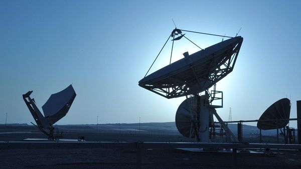 Through its teleport, du servers regional and international broadcasting customers.