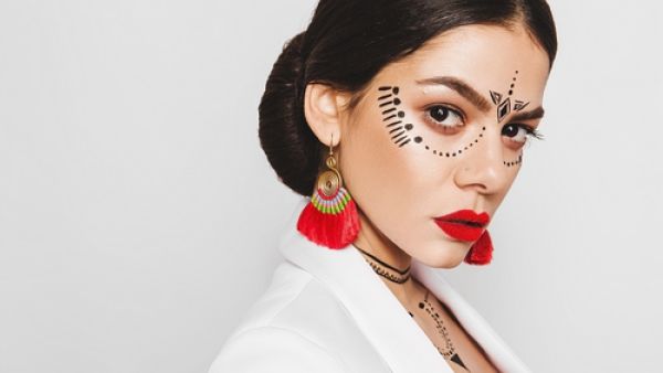 الحلق الشراشيب يضيف لمسة أناقة على إطلالة السيدات والفتيات