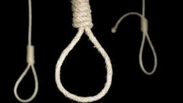 مصرية تعثر على ابنها مشنوقا بملابس نسائية مثيرة