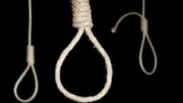 مصرية تعثر على ابنها مشنوقا بملابس نسائية مثيرة