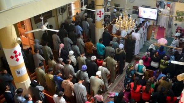 مسيحيون أثناء الصلاة في كنيسة بقرية العور بمحافظة المنيا بمصر 
