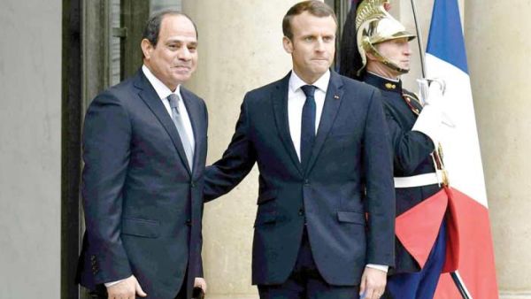 French President Emmanuel Macron (R) and Egyptian President Abdel Fattah al-Sisi ahead of talks at the Élysée Palace in Paris. (AFP/ File Photo)