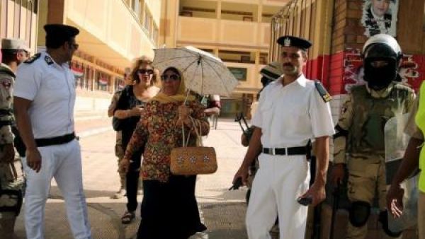 ناخبتان تغادران احدى مراكز الاقتراع بعد الادلاء بصوتيهما في الانتخابات البرلمانية المصرية في الإسكندرية يوم الأحد
