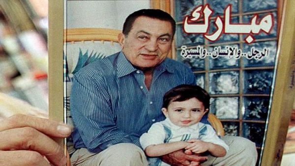 مبارك يكتب مذكراته.. 4 فصول تنتهي بكواليس التحضير لتوريث جمال