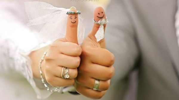 شاب يلعب دورين في حفل زفافه