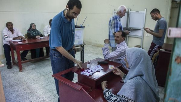 Egyptians vote at a polling station in Cairo’s Dokki district, on October 27, 2015. (AFP/Khaled Desouki)