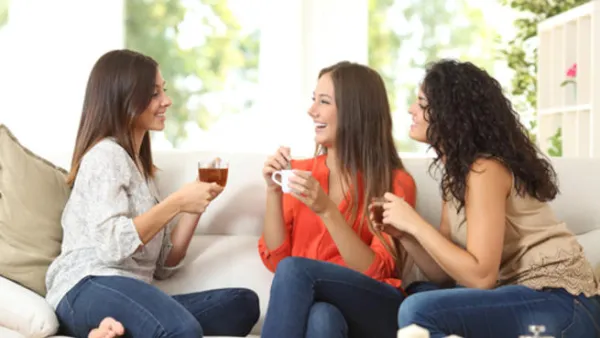 اخرجى مع أصدقائك وتناولوا الحلويات ولمدة يوم واحد انسى الرجيم

