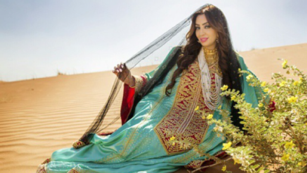 يتميز اللباس الإماراتي التراثي بكونه يستطيع أن يجمع بين الأصالة والحداثة

أزياء تراثية للعروس الإماراتية