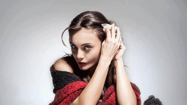 احتفلت دملا سومنز قطة تركيا الجميلة بحفل خطوبتها على النجم التركي أوسهان