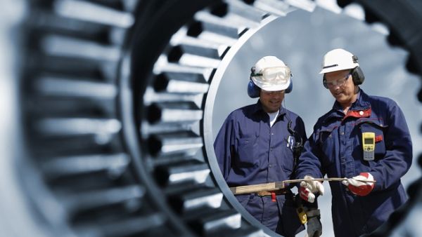 The Saudi Ministry of Labor has announced that it will prevent the recruitment of foreign engineers with less than five years of experience. (File photo)