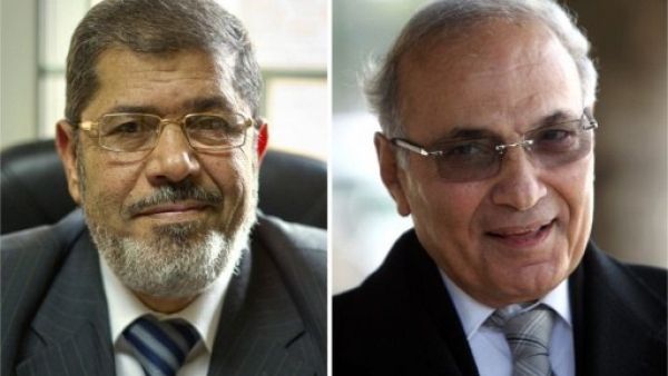 Mohammed Mursi (left) and Ahmed Shafiq