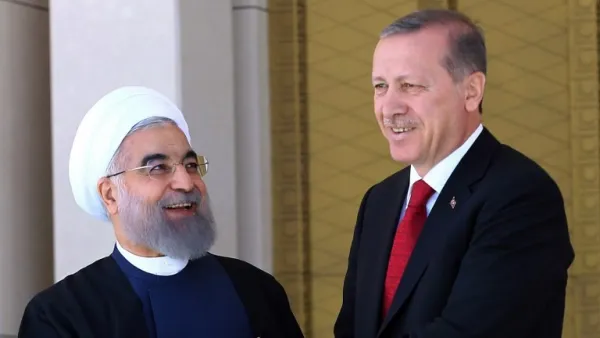 Turkish President Recep Tayyip Erdogan (R) shakes hands with his Iranian counterpart Hassan Rouhani during an official welcoming ceremony at the presidential complex in Ankara on April 16, 2016. (Adem Altan/ AFP)