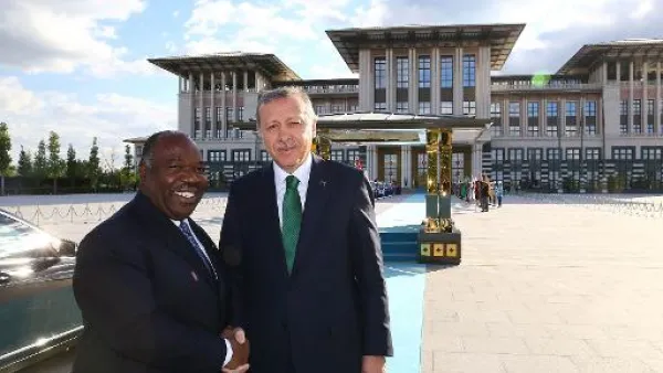 ارشيفية/ اردوغان يصافح رئيس الغابون امام قصره الرئاسي

