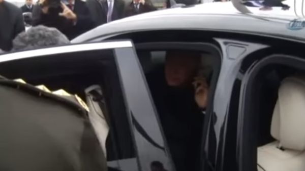 لقطة من الفيديو تظهر اردواغان يتحدث مع الشاب