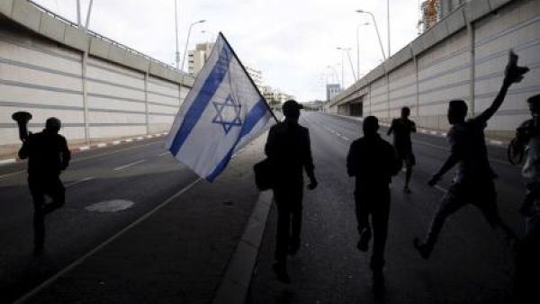 متظاهرون من اصل إثيوبي في إسرائيل يغلقون الشارع الرئيسي في تل أبيب
