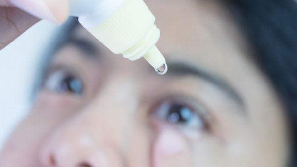 استخدم قطرات خاصة في حال الإصابة بجفاف العين