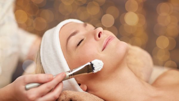  البشرة المختلطة تكون دهنية عند الوسط وجافة على الجانبين 