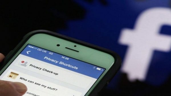 انخفضت قيمة أسهم فيسبوك حوالي 50 مليار دولار، بسبب تلك الفضيحة 