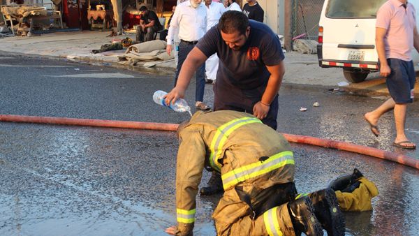  مساحة الحريق بلغت 5000 متر مربع واصيب اثنان من العمال بحروق بليغة ،