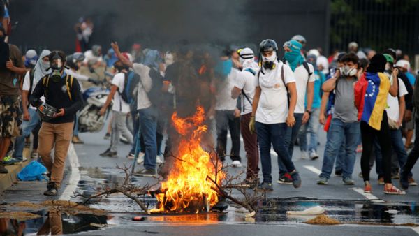 مقتل شخصين مع استمرار التظاهرات ضد مادورو في فنزويلا